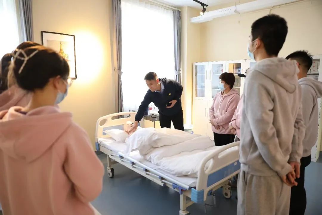 老人助浴線上訂單量同比增長1450%，老人助浴師新職業(yè)興起 
